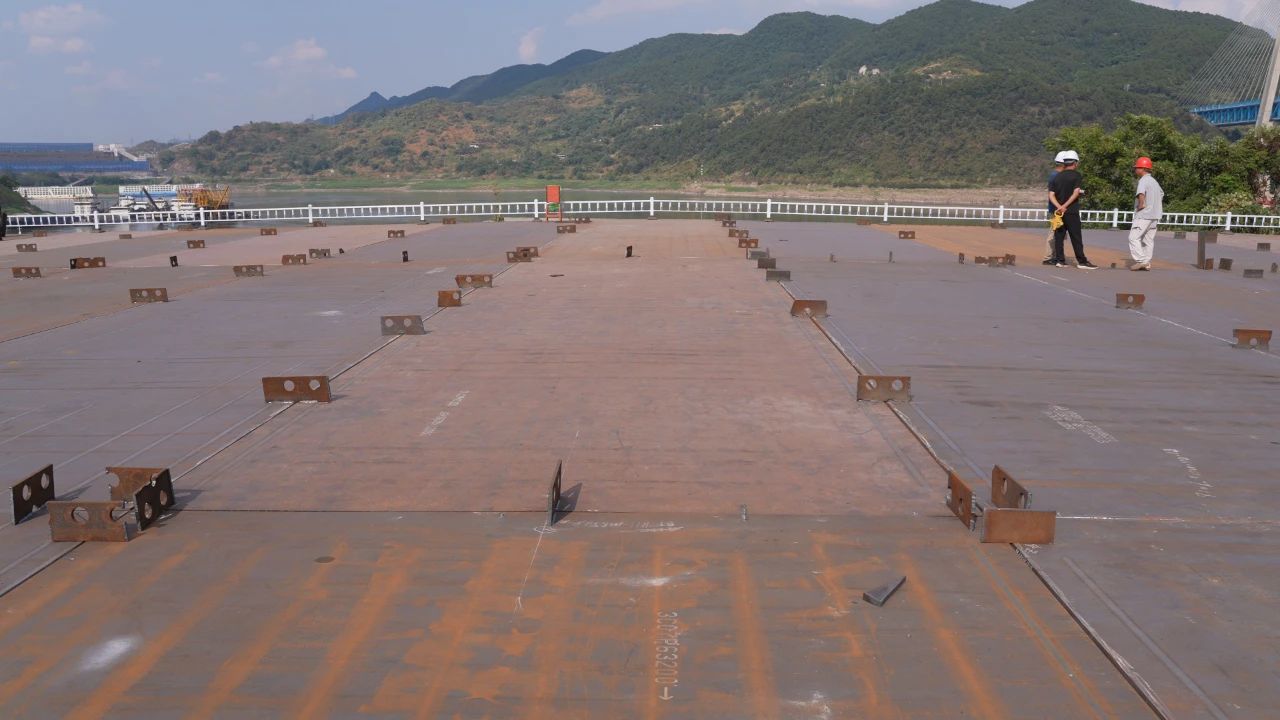 1726724040112119.jpg 國企動態 驗收完成,首批青城大橋主橋鋼箱梁構件將于9月7日陸續運抵現場!5.jpg